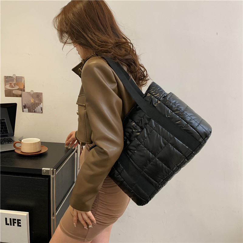 Ženska PU tote torba, zatvarač, vodoravni kvadratni oblik, poliesterska podstava, unutarnja pretinica za telefon