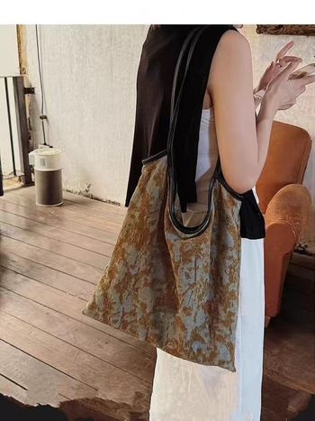 Platnasta tote torba s originalnim dizajnom, vodoravni kvadratni oblik, magnetsko zatvaranje, unutarnji džep sa zatvaračem, meka tekstura