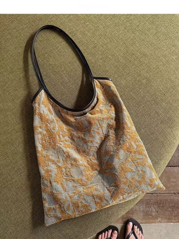 Platnasta tote torba s originalnim dizajnom, vodoravni kvadratni oblik, magnetsko zatvaranje, unutarnji džep sa zatvaračem, meka tekstura