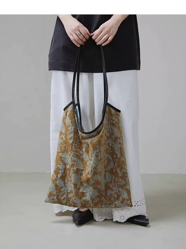 Platnasta tote torba s originalnim dizajnom, vodoravni kvadratni oblik, magnetsko zatvaranje, unutarnji džep sa zatvaračem, meka tekstura