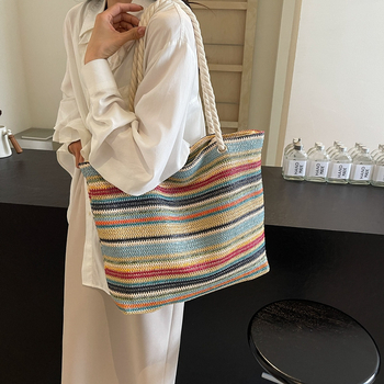 Boemska slamena tote torba, zatvaranje na zip, unutarnji skriveni džep i džep za mobitel, poliester podstava, horizontalni kvadratni oblik