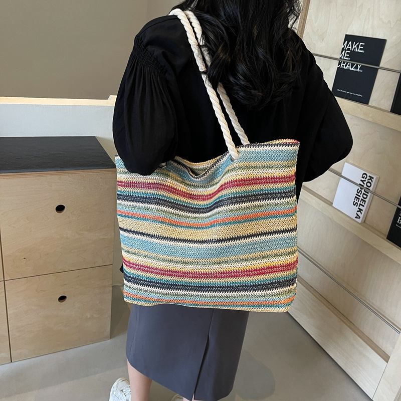 Boemska slamena tote torba, zatvaranje na zip, unutarnji skriveni džep i džep za mobitel, poliester podstava, horizontalni kvadratni oblik