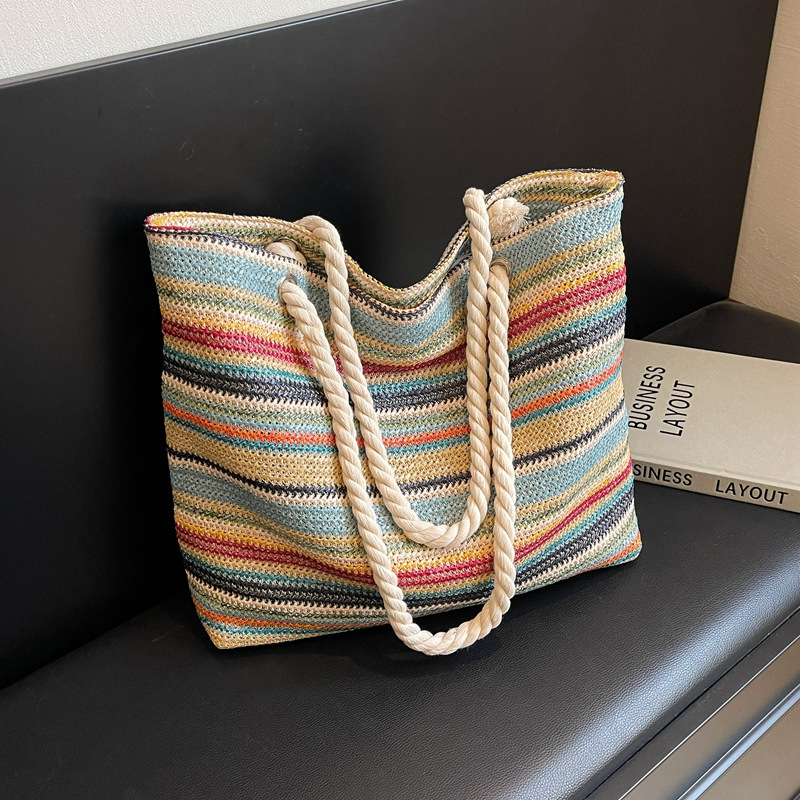 Boemska slamena tote torba, zatvaranje na zip, unutarnji skriveni džep i džep za mobitel, poliester podstava, horizontalni kvadratni oblik