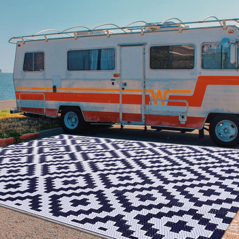 Lauko kempingo ir pikniko kilimėlis — plastmasinė konstrukcija su PVC atspariu vandeniui sluoksniu; tinka lauke, balkone; komplekte netkanos medžiagos krepšys ir 4 tvirtinimo kuoliukai