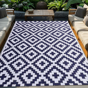 Lauko kempingo ir pikniko kilimėlis — plastmasinė konstrukcija su PVC atspariu vandeniui sluoksniu; tinka lauke, balkone; komplekte netkanos medžiagos krepšys ir 4 tvirtinimo kuoliukai