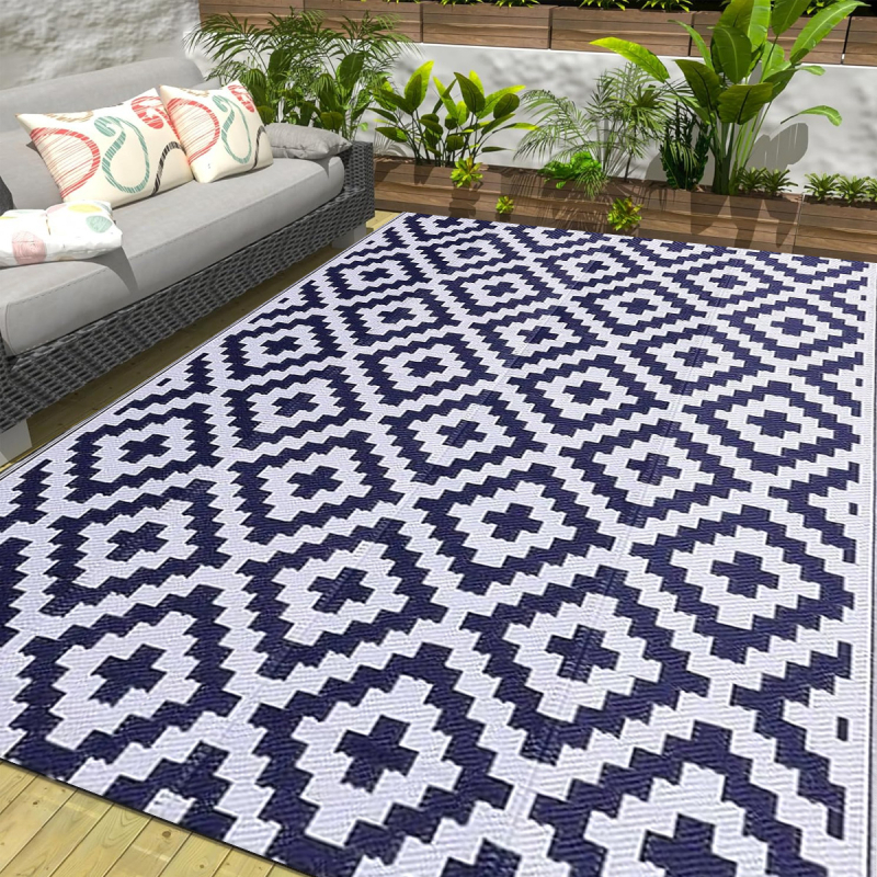 Lauko kempingo ir pikniko kilimėlis — plastmasinė konstrukcija su PVC atspariu vandeniui sluoksniu; tinka lauke, balkone; komplekte netkanos medžiagos krepšys ir 4 tvirtinimo kuoliukai