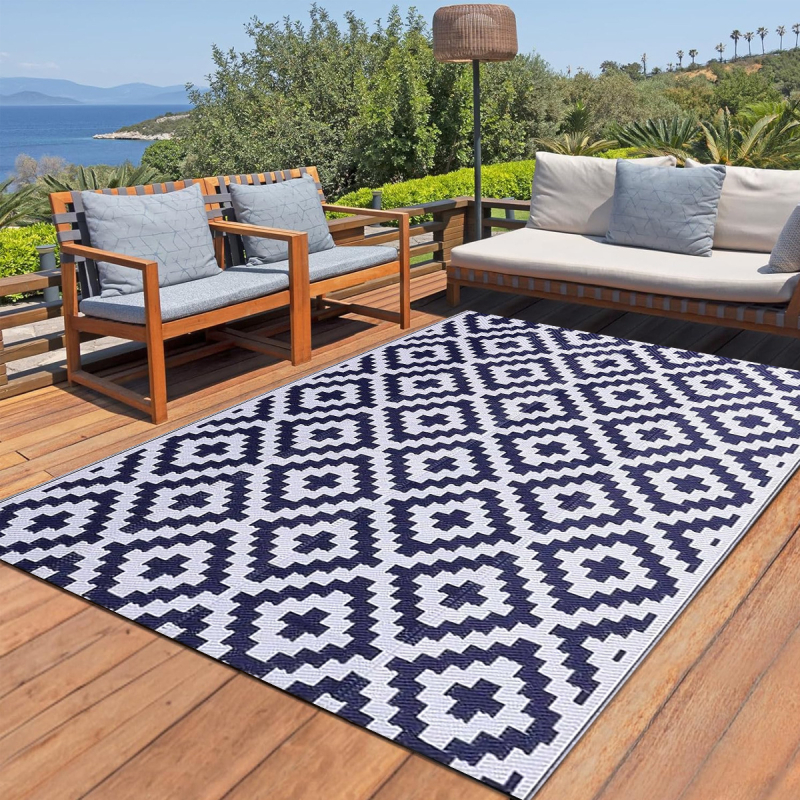 Lauko kempingo ir pikniko kilimėlis — plastmasinė konstrukcija su PVC atspariu vandeniui sluoksniu; tinka lauke, balkone; komplekte netkanos medžiagos krepšys ir 4 tvirtinimo kuoliukai