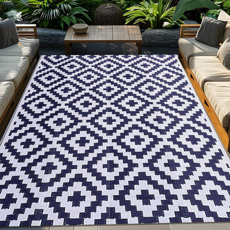 Lauko kempingo ir pikniko kilimėlis — plastmasinė konstrukcija su PVC atspariu vandeniui sluoksniu; tinka lauke, balkone; komplekte netkanos medžiagos krepšys ir 4 tvirtinimo kuoliukai