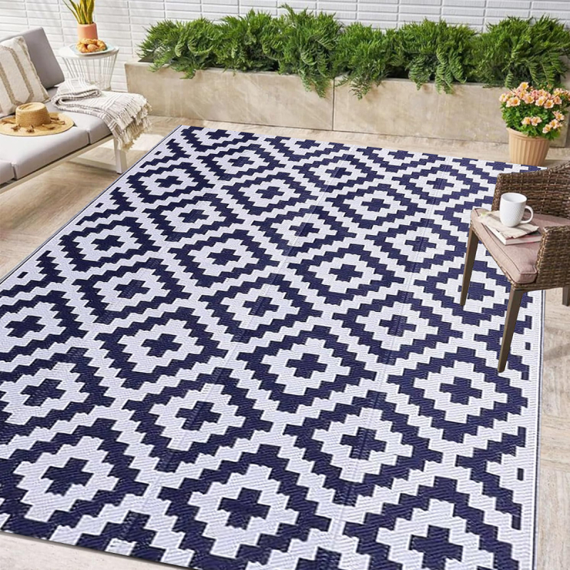 Lauko kempingo ir pikniko kilimėlis — plastmasinė konstrukcija su PVC atspariu vandeniui sluoksniu; tinka lauke, balkone; komplekte netkanos medžiagos krepšys ir 4 tvirtinimo kuoliukai