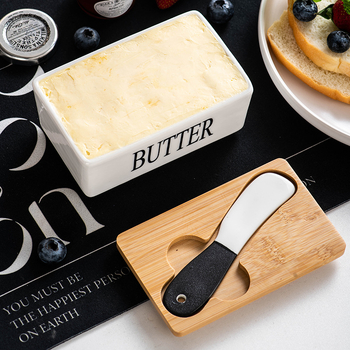 Stačiakampė porcelininė sviesto dėžutė su bambukiniu dangteliu ir peiliu, uždaryta, talpa iki 300 ml