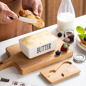 Stačiakampė porcelininė sviesto dėžutė su bambukiniu dangteliu ir peiliu, uždaryta, talpa iki 300 ml