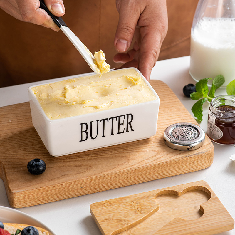 Stačiakampė porcelininė sviesto dėžutė su bambukiniu dangteliu ir peiliu, uždaryta, talpa iki 300 ml