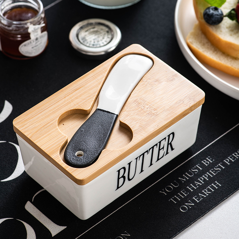 Stačiakampė porcelininė sviesto dėžutė su bambukiniu dangteliu ir peiliu, uždaryta, talpa iki 300 ml