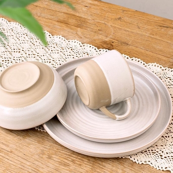 16-частен комплект съдове за маса от камена керамика с матов финиш, пасторално стилово оформление, чаши и чинии с ръбест дизайн