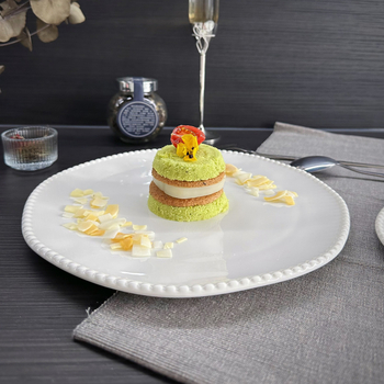 Porcelaninė netaisyklingos formos lėkštė – vientisas vienos spalvos raštas, mikrobangų krosnelė tinka, logotipo spauda, pritaikymas įmanomas