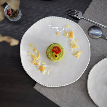 Porcelaninė netaisyklingos formos lėkštė – vientisas vienos spalvos raštas, mikrobangų krosnelė tinka, logotipo spauda, pritaikymas įmanomas