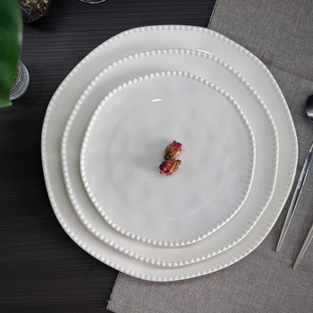 Porcelaninė netaisyklingos formos lėkštė – vientisas vienos spalvos raštas, mikrobangų krosnelė tinka, logotipo spauda, pritaikymas įmanomas