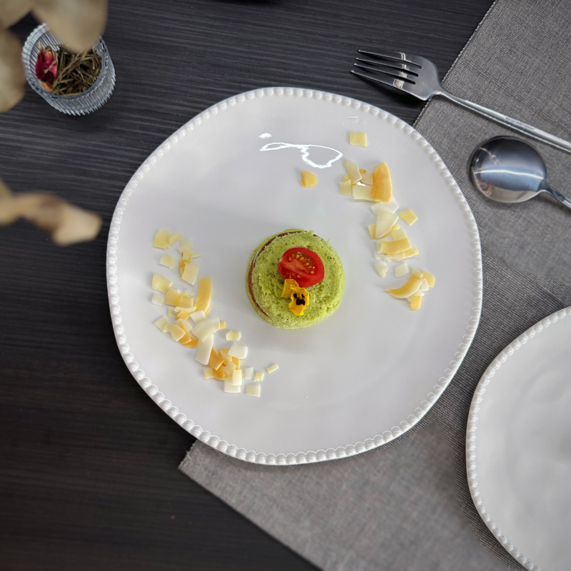 Porcelaninė netaisyklingos formos lėkštė – vientisas vienos spalvos raštas, mikrobangų krosnelė tinka, logotipo spauda, pritaikymas įmanomas