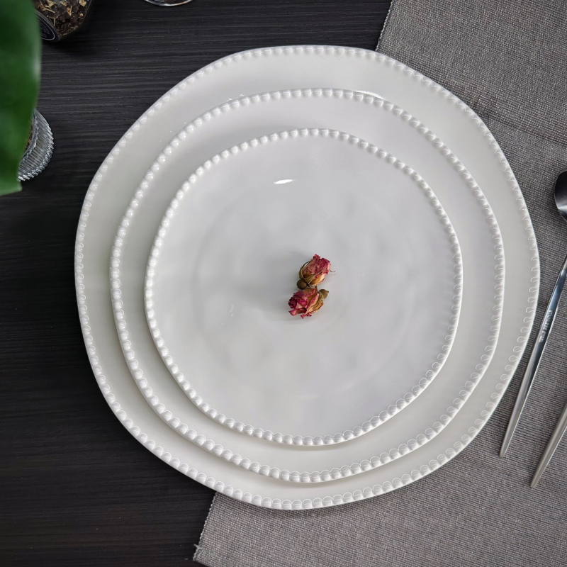 Porcelaninė netaisyklingos formos lėkštė – vientisas vienos spalvos raštas, mikrobangų krosnelė tinka, logotipo spauda, pritaikymas įmanomas