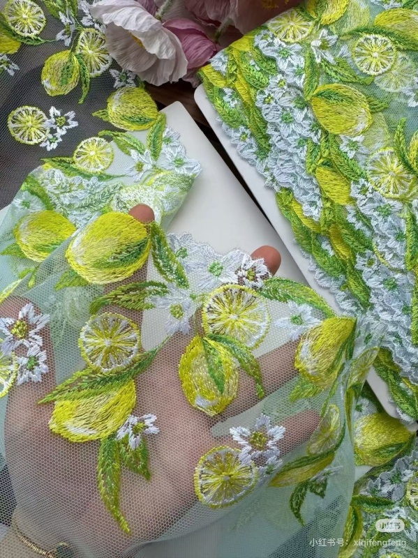 Едностранна мрежеста дантела с лимонов мотив за облекло и домашен текстил • Материали: мрежа + полиестер • Приложения: декорация, занаяти, ръчна изработка, облекло, домашен текстил • Бранд: Yixing