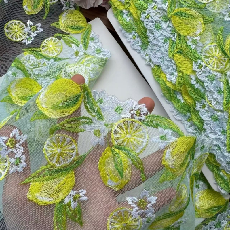 Едностранна мрежеста дантела с лимонов мотив за облекло и домашен текстил • Материали: мрежа + полиестер • Приложения: декорация, занаяти, ръчна изработка, облекло, домашен текстил • Бранд: Yixing