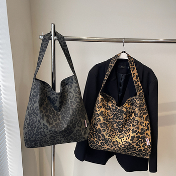 Leopard otisak platnene Tote torba, gradski stil (Materijal: platno; Oblik: uspravno kvadratni oblik; Otvaranje: magnetski zatvarač; Unutarnji džepovi: tajni džep sa zipom, džep za telefon, zip džep tipa sendvič)