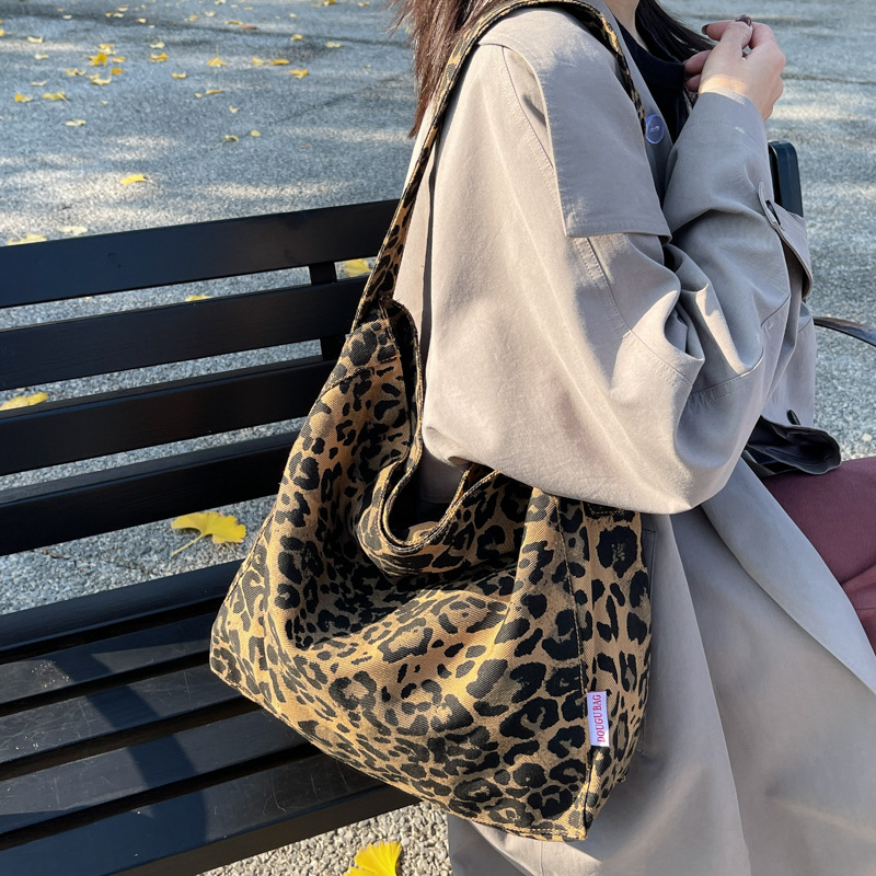 Leopard otisak platnene Tote torba, gradski stil (Materijal: platno; Oblik: uspravno kvadratni oblik; Otvaranje: magnetski zatvarač; Unutarnji džepovi: tajni džep sa zipom, džep za telefon, zip džep tipa sendvič)