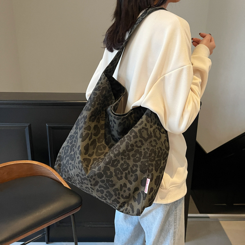 Leopard otisak platnene Tote torba, gradski stil (Materijal: platno; Oblik: uspravno kvadratni oblik; Otvaranje: magnetski zatvarač; Unutarnji džepovi: tajni džep sa zipom, džep za telefon, zip džep tipa sendvič)
