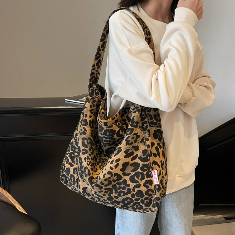 Leopard otisak platnene Tote torba, gradski stil (Materijal: platno; Oblik: uspravno kvadratni oblik; Otvaranje: magnetski zatvarač; Unutarnji džepovi: tajni džep sa zipom, džep za telefon, zip džep tipa sendvič)