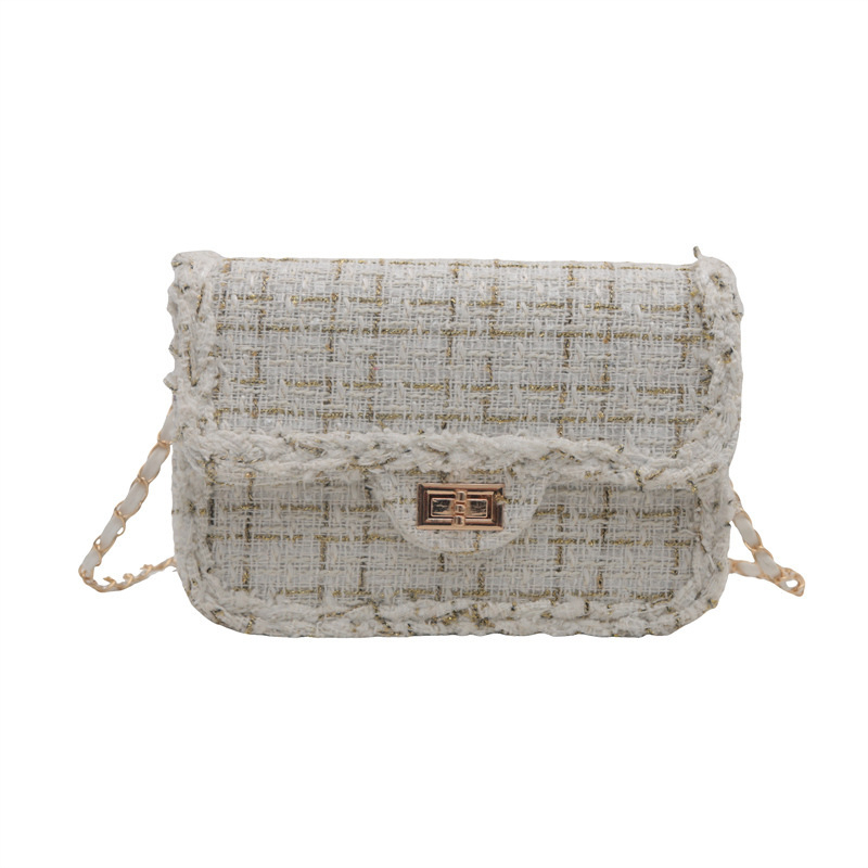 Crossbody torba s urbanim minimalističkim stilom, poseban materijal, kvadratni oblik, zaključavanje, poliester podstava.