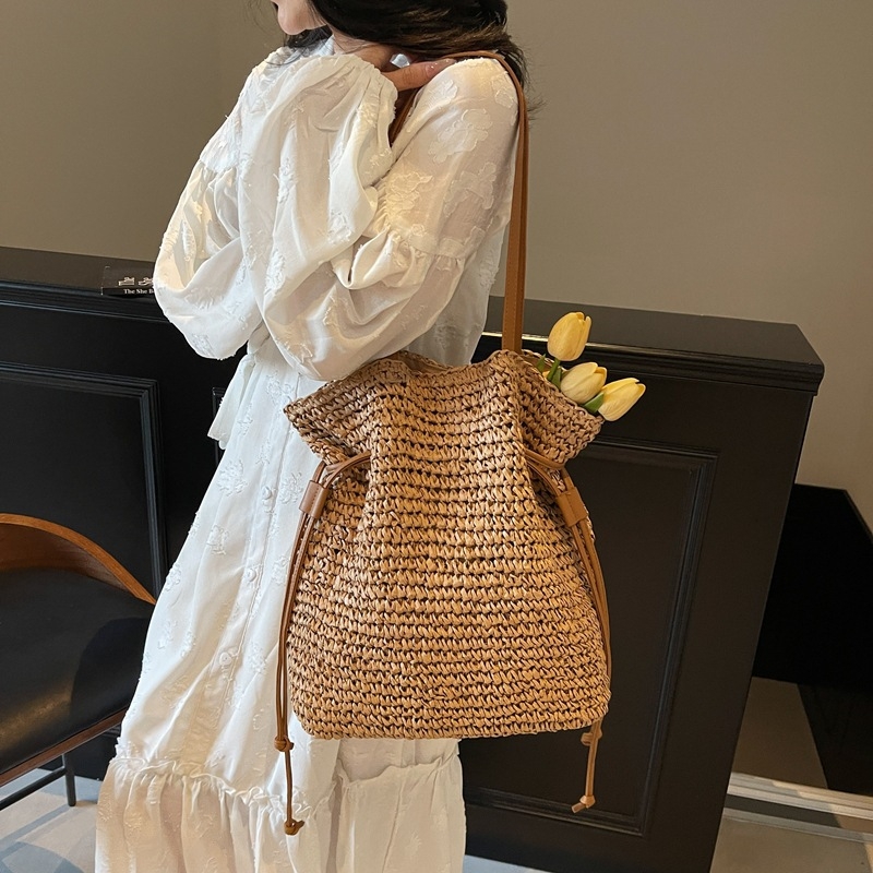 Torba za ramena od slame, casual gradski stil, horizontalni kvadratni oblik, magnetsko zatvaranje, podstava od poliestera