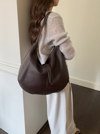 Geantă Tote cu capacitate mare, stil urban minimalist, PU material, căptușeală poliester, închidere cu fermoar, formă pătrată orizontală, buzunar interior cu fermoar.