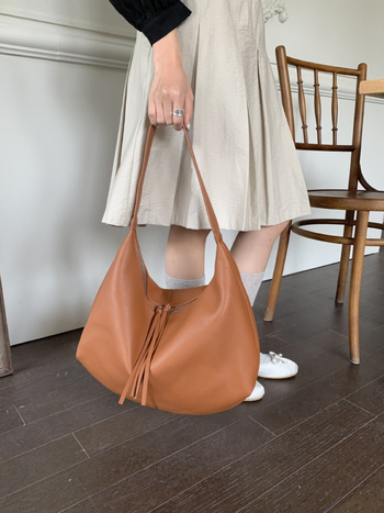 Geantă Tote cu capacitate mare, stil urban minimalist, PU material, căptușeală poliester, închidere cu fermoar, formă pătrată orizontală, buzunar interior cu fermoar.