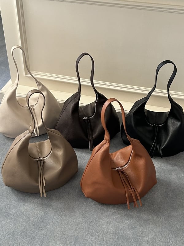 Tote soma ar lielu ietilpību, pilsētas minimalistiskais stils, PU materiāls, poliestera odere, rāvējslēdzēja atvērums, horizontāla kvadrāta forma, iekšējā kabata ar rāvējslēdzēju.