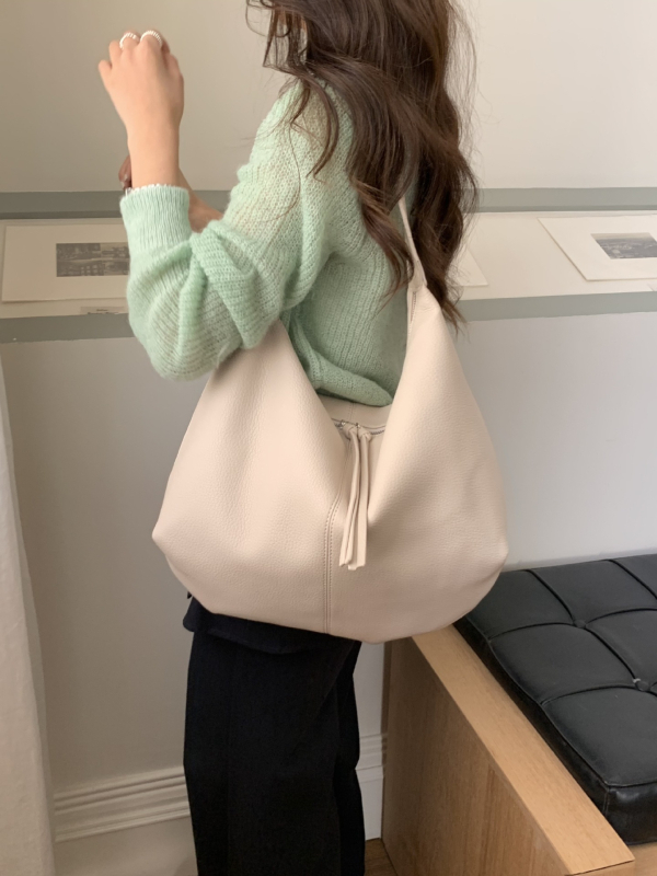 Geantă Tote cu capacitate mare, stil urban minimalist, PU material, căptușeală poliester, închidere cu fermoar, formă pătrată orizontală, buzunar interior cu fermoar.