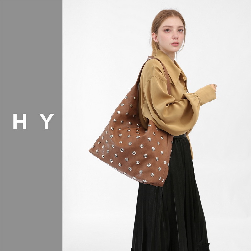 PU torba za podlakticu i rame, vertikalno kvadratni oblik, magnetsko zatvaranje, podstava od poliester, unutarnja džep s patentnim zatvaračem i džep za mobitel, svakodnevna upotreba