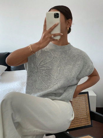 Pleteni džemper s cvjetnim uzorkom, okrugli izrez, kratki rukavi, slobodan kroj; mješavina Angora i acetata