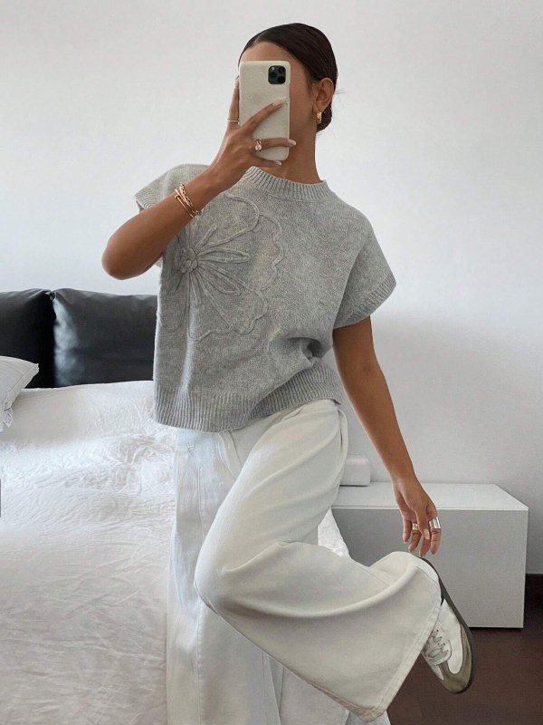 Pleteni džemper s cvjetnim uzorkom, okrugli izrez, kratki rukavi, slobodan kroj; mješavina Angora i acetata