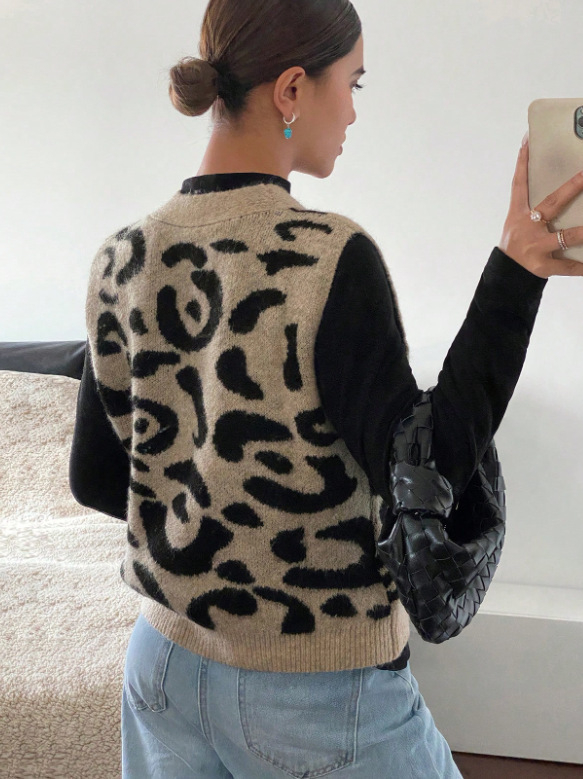 Плетен кардиган-жилетка с леопардов принт, V-образно деколте, без ръкави, дължина 50–65 см, закопчаване с множество копчета