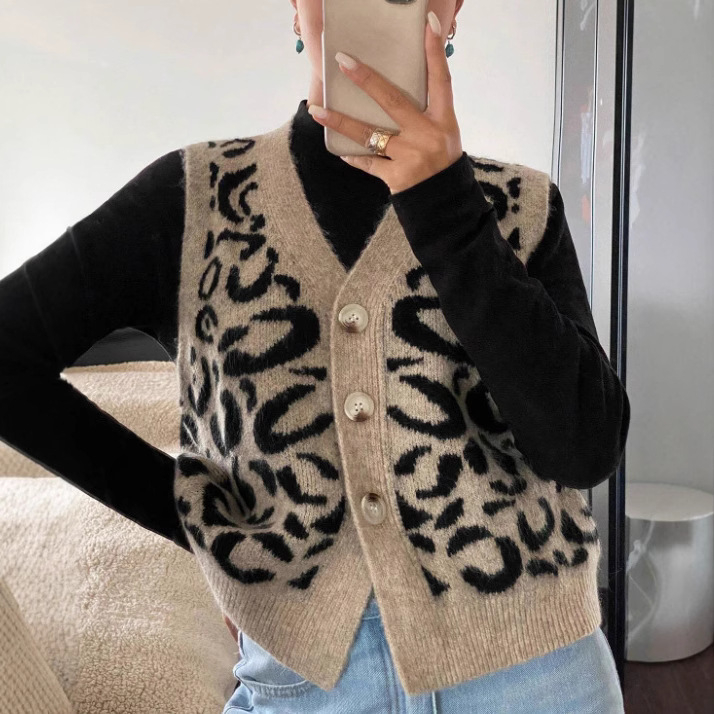 Vesta cardigan tricotat cu imprimeu leopard, decolteu în V, fără mâneci, lungime 50–65 cm, închidere cu nasturi multiple