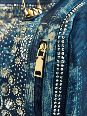 Denim női crossbody táska cipzárral, függőleges négyzetes alak, laminált belsővel, tavasz 2025