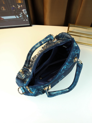 Denim női crossbody táska cipzárral, függőleges négyzetes alak, laminált belsővel, tavasz 2025