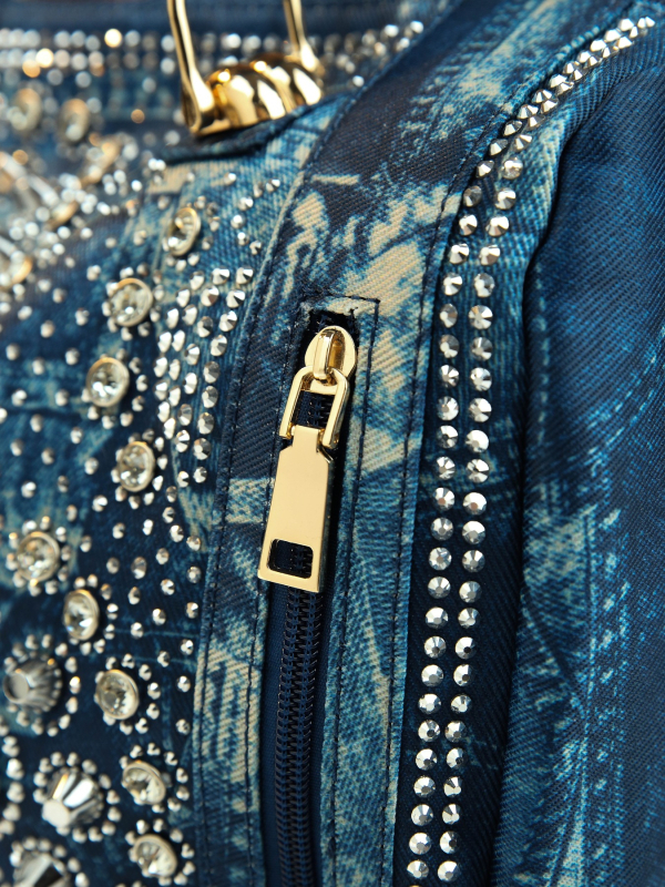 Denim női crossbody táska cipzárral, függőleges négyzetes alak, laminált belsővel, tavasz 2025