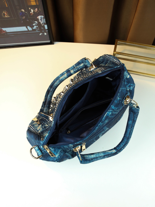 Denim női crossbody táska cipzárral, függőleges négyzetes alak, laminált belsővel, tavasz 2025