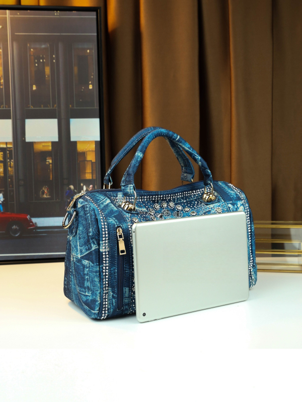 Denim női crossbody táska cipzárral, függőleges négyzetes alak, laminált belsővel, tavasz 2025