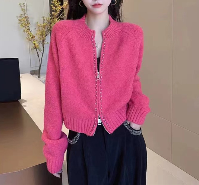 Ženski kardigan sa zipom, kratka dužina, pleteni materijal poliester-akril, opušten kroj, dugi rukavi