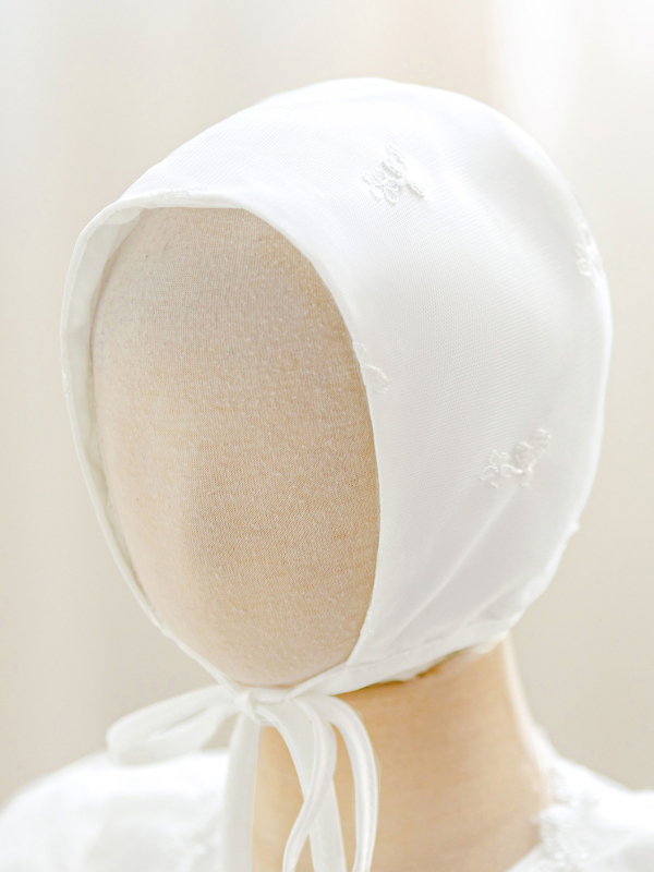 Dječja krstna haljina s čipkom i vezom, satenski trodijelni set, tkanina od poliestersko-bavlovine smjese (65% poliester, 35% pamuk), podstava od pamuka