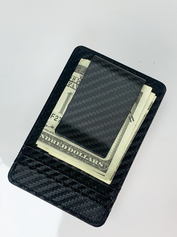 Kortelių dėklas – didelė talpa, lengvas, išplėtimas; PU + anglies pluoštas, languotas raštas, unisex verslo stilius