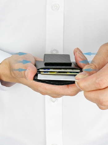 Kortelių dėklas – didelė talpa, lengvas, išplėtimas; PU + anglies pluoštas, languotas raštas, unisex verslo stilius