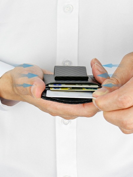 Kortelių dėklas – didelė talpa, lengvas, išplėtimas; PU + anglies pluoštas, languotas raštas, unisex verslo stilius